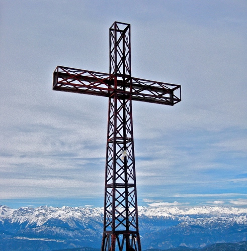 Immagine con croce, montagne, neve, cielo, ferro, metallo, panorama