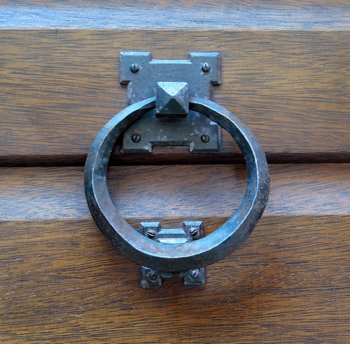 Immagine con batacchio, legno, metallo, porta, ferro, anello, cerchio, portone, viti