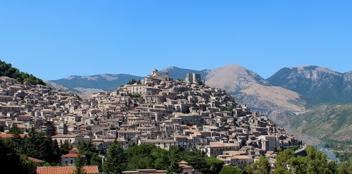 Immagine con case, montagne, panorama, cielo, borgo, paese, castello, monti, alberi