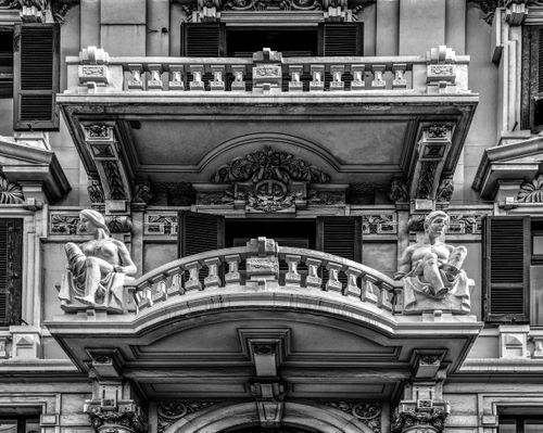 Immagine con statue, balconi, bianconero, finestre, liberty, balcone, parapetti