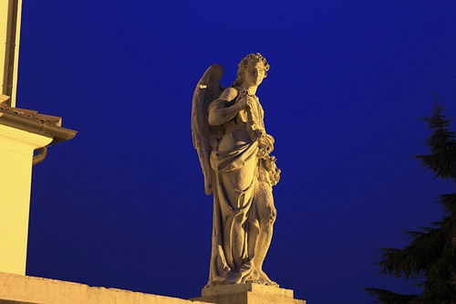 Immagine con blu, angelo, ali, statua, cielo, albero, giallo, scultura, ala, monumento