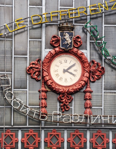 Immagine con orologio, rosso, stemma, scritte, toro, ore, lancette, giallo