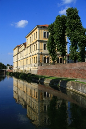 Immagine con alberi, riflesso, palazzo, acqua, fiume, canale, cielo, ombre, finestre, riflessi