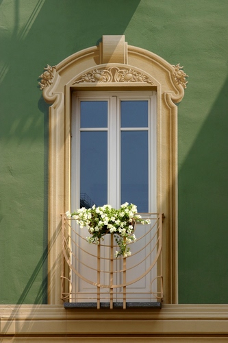Immagine con fiori, finestra, balcone, verde, vaso, ringhiera, liberty, vetro, bianco