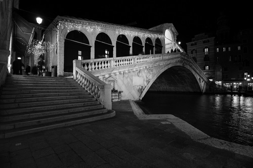 Immagine con ponte, venezia, archi, bianconero, scalinata, balaustra, notte, luci, acqua, rialto, canale, gradini, scalini, notturno, scala, scale, riflesso, riflessi, lampioni