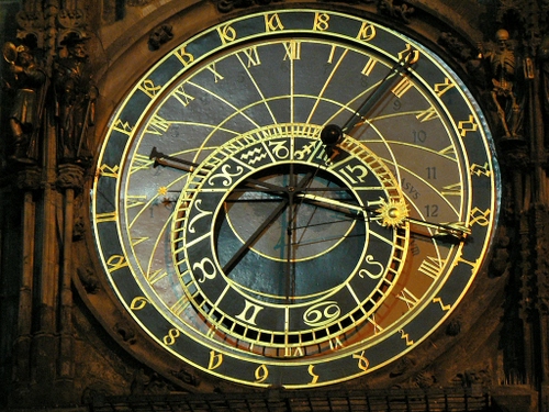 Immagine con orologio, lancette, numeri, oro, zodiaco, segni, cerchi, meridiana, tempo, ore, romani, zodiacali, statue, campanile