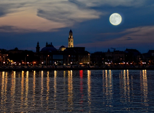 Immagine con luna, campanile, riflessi, luci, acqua, lago, sera, riflesso, notte