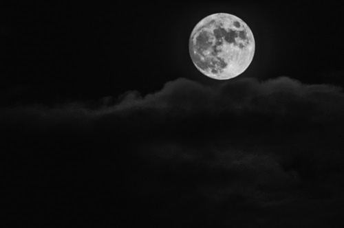 Immagine con nuvole, luna, cielo, notte, nero, bianconero, cerchio, piena, notturno