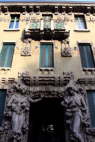 Immagine con finestre, liberty, balcone, statue, palazzo, portone, facciata, persiane, decori