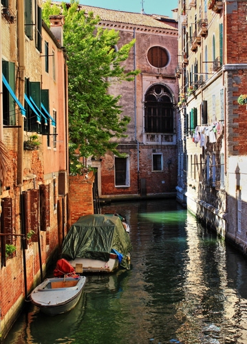 Immagine con acqua, finestre, venezia, barche, canale, riflesso, bucato, verde, case, riflessi, albero, telo, tende, palazzi, barca, arco