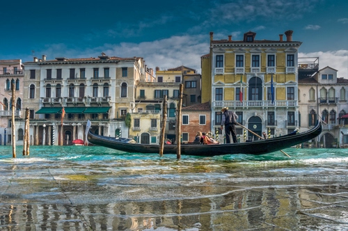Immagine con gondola, palazzi, venezia, acqua, canale, gondoliere, pali