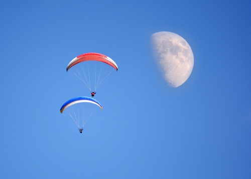 Immagine con luna, cielo, azzurro, blu, rosso, parapendio, due, paracadute