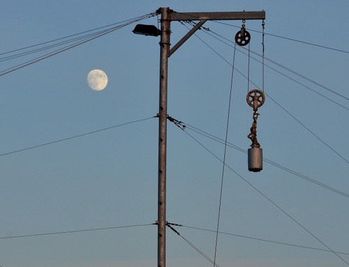 Immagine con luna, fili, carrucola, cielo, palo, peso, carrucole, cavi