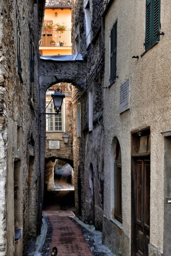 Immagine con vicolo, lampione, finestre, porte, archi, arco, porta