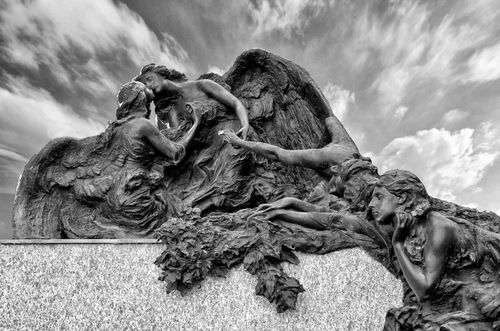 Immagine con nuvole, angeli, bianconero, ali, cielo, scultura, statue, monumento, marmo