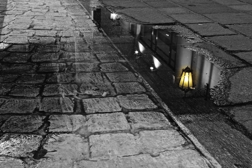 Immagine con riflesso, lampione, pozzanghera, acqua, strada, pioggia, selettivo, luci, selciato, pavimento, quadrati, marciapiede, luce, bianconero