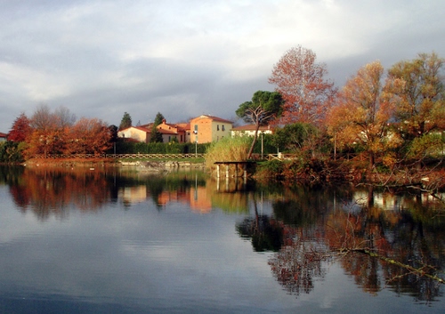 Immagine con alberi, acqua, lago, autunno, case, riflesso, riflessi, fiume, panorama, paesaggio