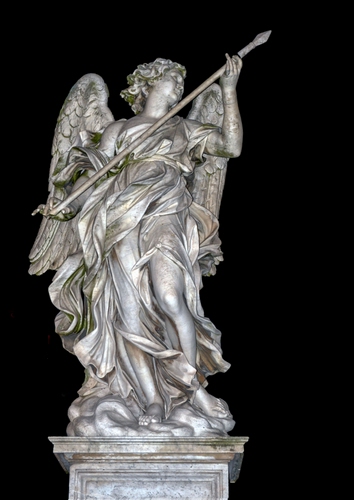 Immagine con angelo, statua, ali, lancia, marmo, piedistallo, nero, bianconero, monumento