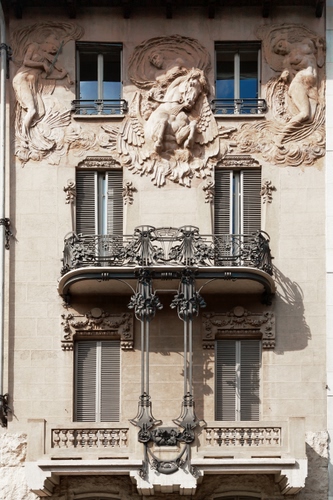 Immagine con finestre, liberty, balconi, ringhiera, porte, persiane, bassorilievi, balaustra, palazzo, decorazioni, cavallo, terrazzi, donne, ferro, sculture