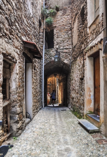 Immagine con vicolo, arco, porte, gradini, finestre, strada, persone, portone, scalini, pietra, pietre, palazzi, tettoia