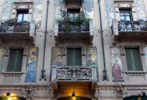 Immagine con balconi, liberty, palazzo, finestre, disegni, luci, affreschi