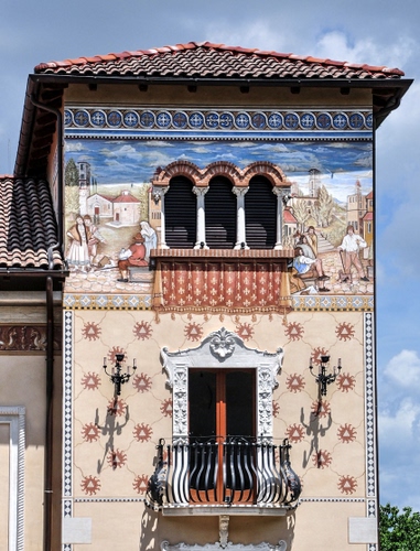 Immagine con balcone, finestra, colonne, finestre, trifora, casa, decorazioni, palazzo, dipinto, affresco