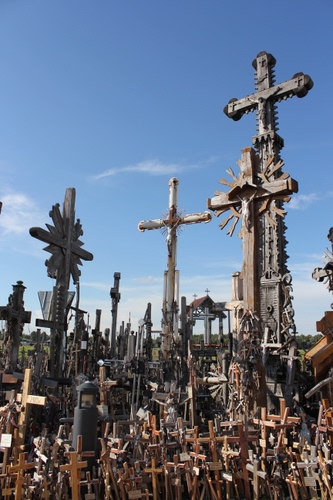 Immagine con croci, cielo, nuvole, cimitero, croce, crocifisso, legno, ferro, cristo, azzurro, crocifissi