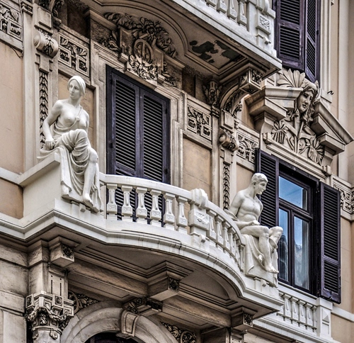 Immagine con balcone, statue, finestre, palazzo, liberty, persiane, porta, balconi, vetri