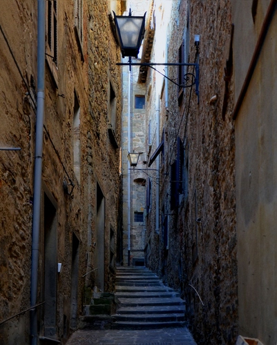 Immagine con vicolo, finestre, gradini, lampione, tubo, porte, scale, lampioni, via, scala, palazzi, stretto, scalini, muri, scalinata, scorcio, due