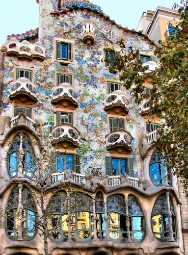 Immagine con casa, balconi, liberty, finestre, decorazioni, disegni, palazzo, balcone, vetrate, gaudì, barcellona