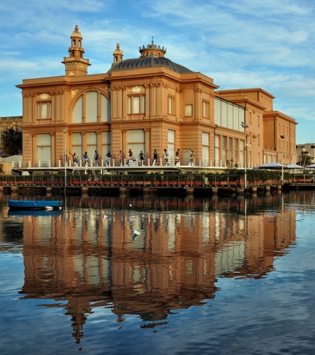 Immagine con barca, acqua, riflesso, palazzo, cielo, edificio, nuvole, arancione, riflessi