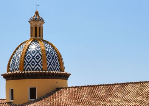 Immagine con cupola, croce, tetto, chiesa, finestre, tegole, cielo, finestra