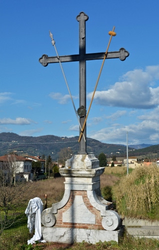 Immagine con croce, nuvole, cielo, ferro, lancia, montagne, azzurro, bianco