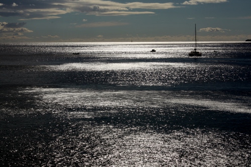 Immagine con mare, cielo, barche, nuvole, acqua, controluce, riflessi, riflesso, barca, orizzonte