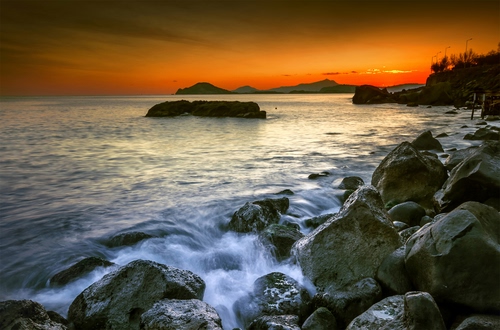 Immagine con mare, tramonto, scogli, acqua, rocce, cielo, onda, onde, rosso, scoglio