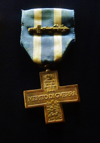 Immagine con croce, oro, nastro, medaglia, guerra, valore, scritta, righe, merito