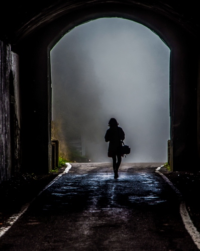 Immagine con nebbia, strada, arco, donna, controluce, vicolo, galleria, persona, silhouette