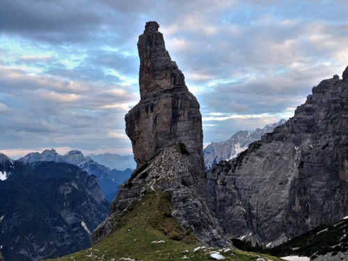 Immagine con montagne, nuvole, cielo, roccia, rocce, montagna, verde, campanile