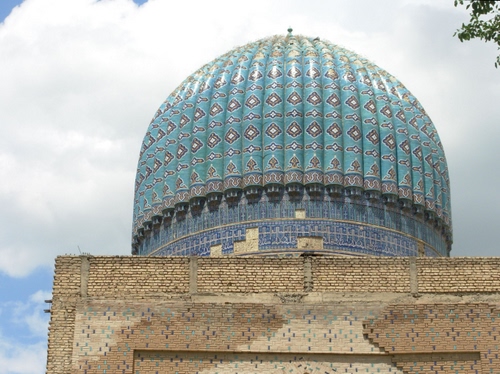 Immagine con cupola, nuvole, cielo, blu, azzurro, moschea, edificio, celeste, decori