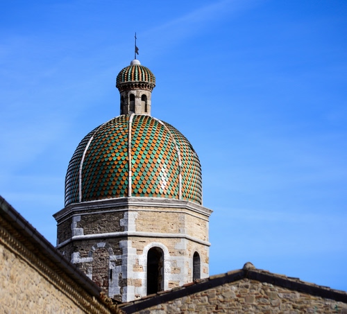 Immagine con cupola, cielo, chiesa, croce, cupole, maioliche, archi, tetti, pietra, azzurro, colori, arancio