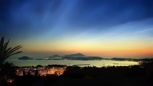 Immagine con mare, tramonto, golfo, cielo, luci, panorama, case, isole, paesaggio, città