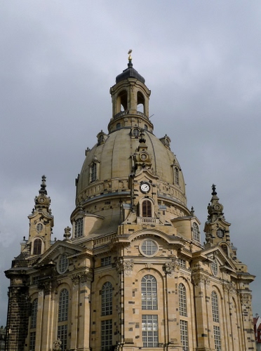 Immagine con cupola, orologio, finestre, chiesa, croce, cielo, torri, archi, cattedrale
