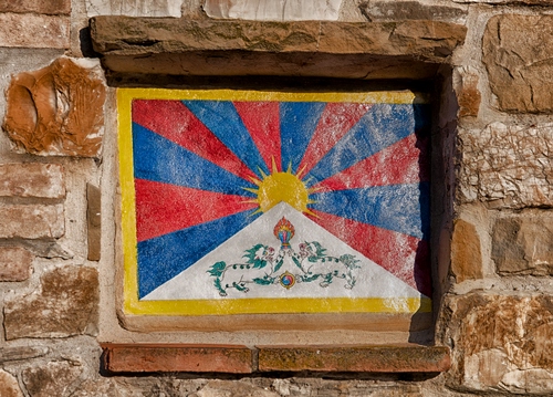 Immagine con sole, mattoni, muro, blu, pietre, rosso, giallo, disegno, finestra, murales, colori, raggi, dipinto, affresco, stemma, pietra