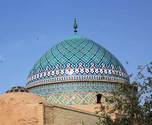 Immagine con cupola, cielo, azzurro, geometrie, moschea, rami, verde, disegni, chiesa