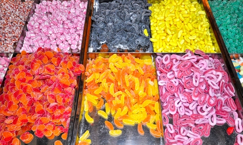 Immagine con rosa, caramelle, giallo, colori, rosso, verde, multicolore, arancio, dolciumi, bancarella, arancione, nero, cibo, dolci