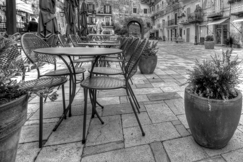 Immagine con sedie, vasi, tavolini, piazza, piante, bianconero, arco, case, tavoli, finestre, porte, balconi