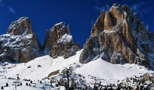 Immagine con cielo, neve, bianco, montagne, inverno, cime, azzurro, alberi, rocce, tre, roccia, vette, dolomiti, montagna