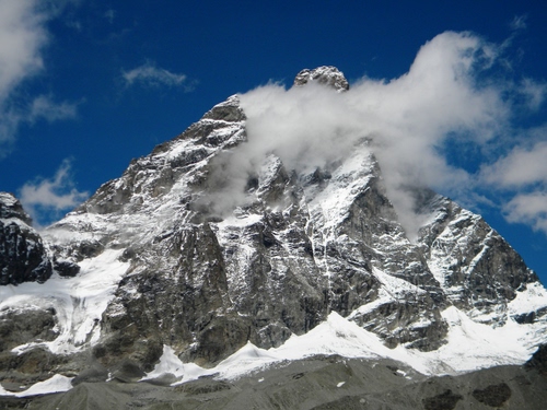 Immagine con neve, nuvole, montagna, cielo, bianco, roccia, azzurro, montagne, vetta, inverno, rocce