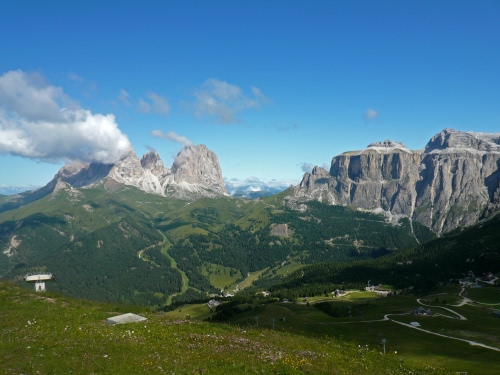 Immagine con montagne, nuvole, panorama, verde, prati, dolomiti, montagna, erba, rocce, roccia, cielo