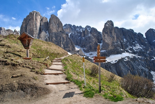 Immagine con sentiero, nuvole, neve, montagna, cielo, crocifisso, montagne, croce, segnaletica, cartelli, indicazioni, cime, verde, vette